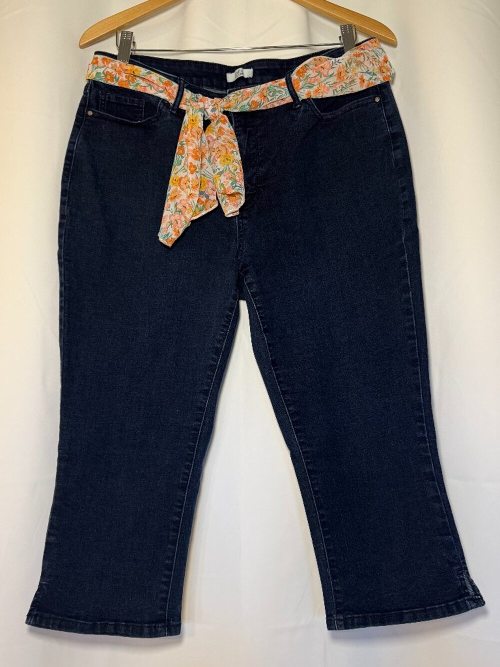 Croft & Barrow Denim Capris Womens 14 Dark Wash Floral Scarf Belt Stretch EUC